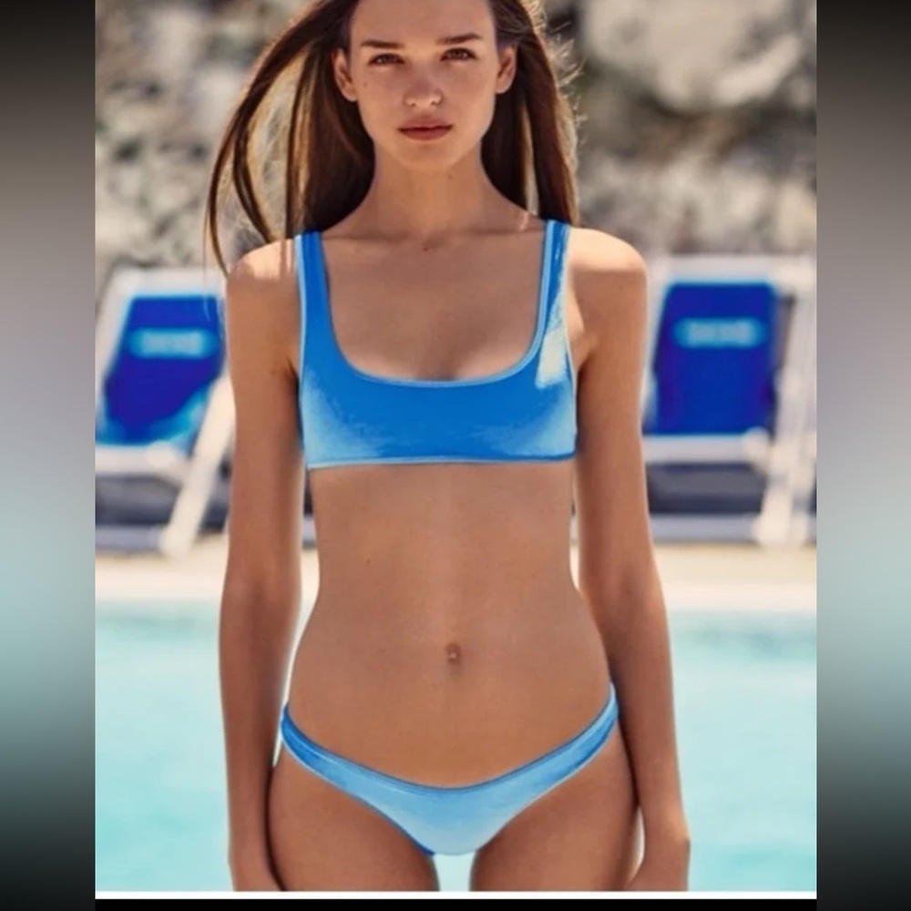 NWT TRIANGL Velvet Blue Dust Bikini Set +bag
Top - Sz Small++
Bottom - Sz Med